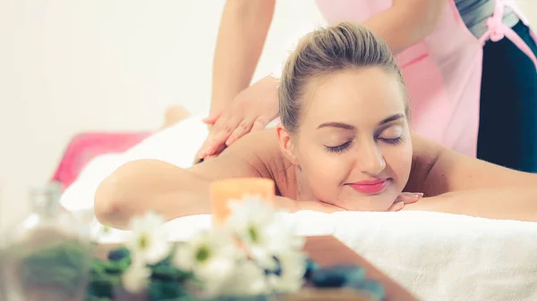 Entspannte Frau Bekommt Rückenmassage Luxus Wellness Mit Professioneller Massagetherapeutin Wellness — Stockfoto