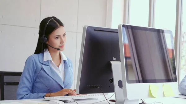 Customer Support Agent Call Center Met Headset Werkt Desktop Computer — Stockfoto