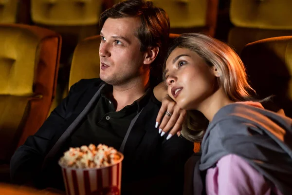 Amante Caucasiano Gostando Assistir Filme Comer Pipocas Juntos Cinema — Fotografia de Stock