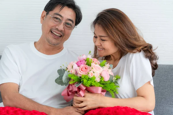 Feliz Asiático Casal Sênior Ter Bom Tempo Casa Reforma Dos — Fotografia de Stock