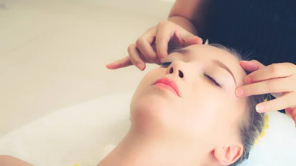 마사지를 침대에 여성은 리조트에서 마사지 치료사에 치료를 스트레스 — 스톡 사진