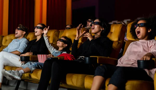 Grupo Pessoas Assistir Filme Com Óculos Cinema Com Interesse Olhando — Fotografia de Stock