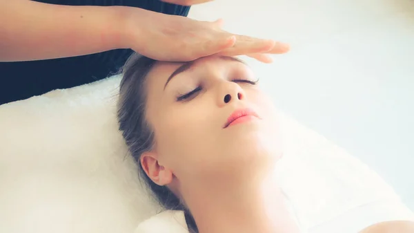 Mujer Relajada Tumbada Cama Spa Para Tratamiento Spa Masaje Facial —  Fotos de Stock