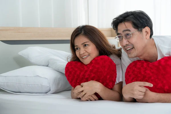 幸せなアジアの高齢者のカップルは家で楽しい時間を過ごしています 高齢者の退職と健康的な高齢者の概念 — ストック写真