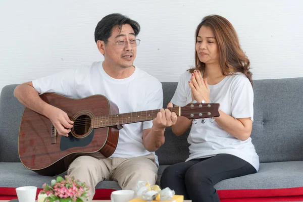 Glückliches Asiatisches Seniorenpaar Das Gute Zeit Hause Hat Seniorenruhestand Und — Stockfoto