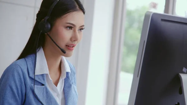 Agente Suporte Cliente Call Center Com Fone Ouvido Funciona Computador — Fotografia de Stock