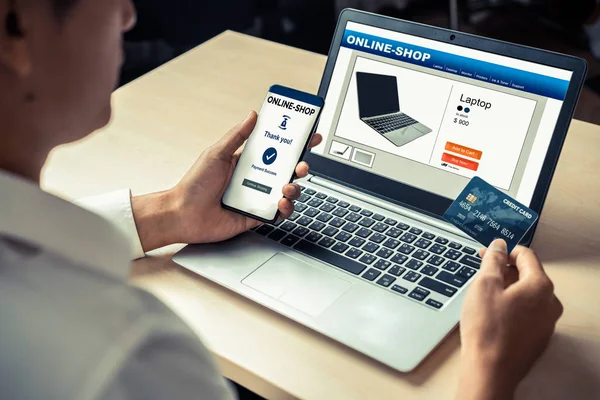 Młody Człowiek Korzysta Karty Kredytowej Zakupy Płatności Online Laptopie Aplikacji — Zdjęcie stockowe
