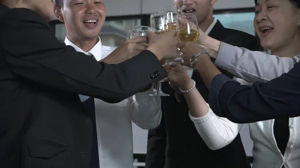 Pessoas Negócios Bem Sucedidas Bebem Vinho Champanhe Com Membros Equipe — Fotografia de Stock