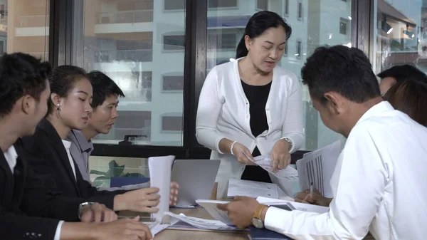 Asiatische Geschäftsleute Diskutieren Marketingstrategien Gruppensitzungen Modernen Büro Business Finance Und — Stockfoto