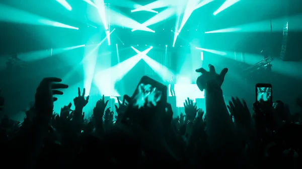 Счастливые Люди Танцуют Ночном Клубе Party Концерт Слушают Электронную Танцевальную — стоковое фото