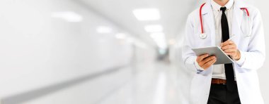 Hastanede tablet bilgisayar kullanan bir doktor. Sağlık ve doktor hizmetleri.