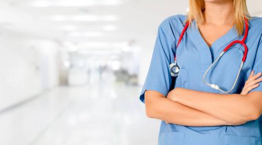 Hastane ofisinde çalışan kadın doktor. Sağlık ve doktor hizmetleri.