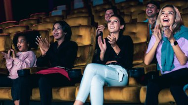 İnsanlar sinema sinemasında film izlerler. Grup eğlence etkinliği ve eğlence konsepti.