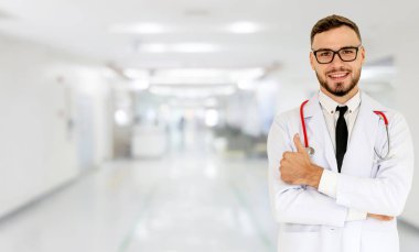 Hastanede çalışan genç bir erkek doktor. Sağlık ve doktor hizmetleri.