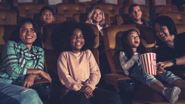 İnsanlar sinema sinemasında film izlerler. Grup eğlence etkinliği ve eğlence konsepti.