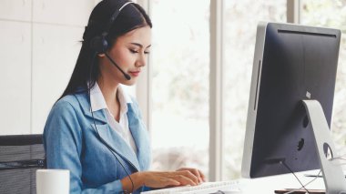 Müşteri destek ajanı ya da kulaklıklı çağrı merkezi telefon görüşmesinde müşteriyi desteklerken masaüstü bilgisayarında çalışır. Operatör hizmeti iş temsili kavramı.