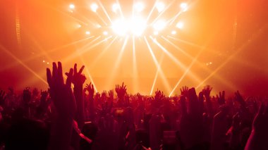 Mutlu insanlar gece kulübü DJ parti konserinde dans eder ve sahnede DJ 'den elektronik dans müziği dinlerler. Siluet dolu neşeli kalabalık 2020 yılbaşı partisini kutluyor. İnsanların yaşam tarzı DJ gece hayatı.