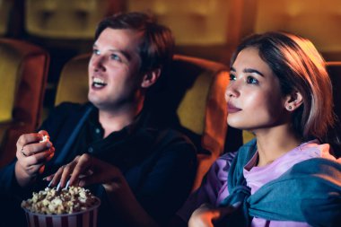 Kafkas aşığı sinemada film izlemeyi ve patlamış mısır yemeyi seviyor.