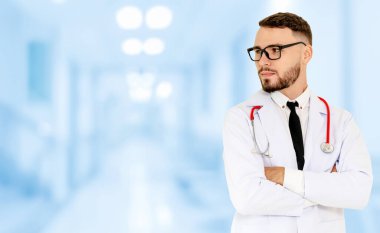 Hastanede çalışan genç bir erkek doktor. Sağlık ve doktor hizmetleri.