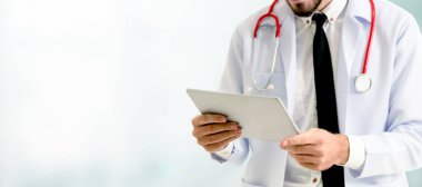 Hastanede tablet bilgisayar kullanan bir doktor. Sağlık ve doktor hizmetleri.