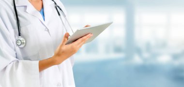 Hastanede tablet bilgisayar kullanan bir doktor. Sağlık ve doktor hizmetleri.