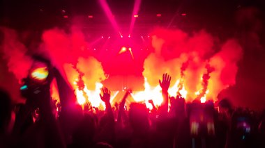 Mutlu insanlar gece kulübü DJ parti konserinde dans eder ve sahnede DJ 'den elektronik dans müziği dinlerler. Siluet dolu neşeli kalabalık 2020 yılbaşı partisini kutluyor. İnsanların yaşam tarzı DJ gece hayatı.