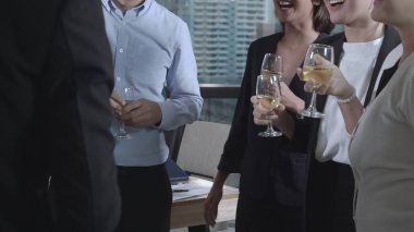 Başarılı iş adamları balo salonunda takım arkadaşlarıyla şarap ve şampanya içerek yeni ürünleri piyasaya sürme projesini kutluyorlar. Kurumsal iş ve insan ağ kurma kavramı.