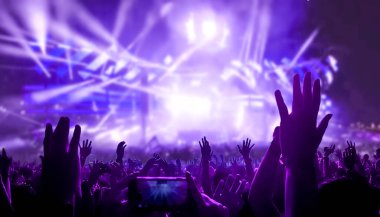 Mutlu insanlar gece kulübü DJ parti konserinde dans eder ve sahnede DJ 'den elektronik dans müziği dinlerler. Siluet dolu neşeli kalabalık 2020 yılbaşı partisini kutluyor. İnsanların yaşam tarzı DJ gece hayatı.