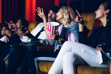 İnsanlar sinema sinemasında film izlerler. Grup eğlence etkinliği ve eğlence konsepti.