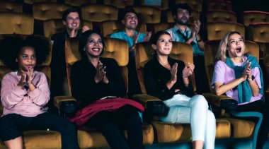 İnsanlar sinema sinemasında film izlerler. Grup eğlence etkinliği ve eğlence konsepti.