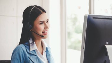 Müşteri destek ajanı ya da kulaklıklı çağrı merkezi telefon görüşmesinde müşteriyi desteklerken masaüstü bilgisayarında çalışır. Operatör hizmeti iş temsili kavramı.