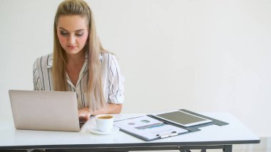 Modern ofiste çalışan sarışın bir iş kadını. İş konsepti.