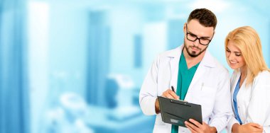 Hastanede başka bir doktorla çalışan bir doktor. Sağlık ve Sağlık Hizmetleri.