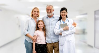 Anne, baba ve kızı hastanede mutlu aile doktorla. Tıbbi sağlık ve doktor hizmeti.