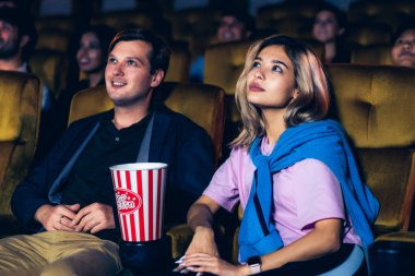 İnsanlar sinema sinemasında film izlerler. Grup eğlence etkinliği ve eğlence konsepti.