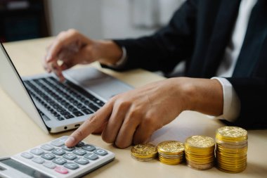 İş adamı muhasebeci ya da finans uzmanı şirket ofisindeki iş raporu grafiğini ve finans şemasını analiz eder. Finans ekonomisi, bankacılık sektörü ve borsa araştırmaları kavramı.