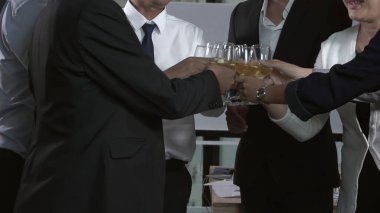 Başarılı iş adamları balo salonunda takım arkadaşlarıyla şarap ve şampanya içerek yeni ürünleri piyasaya sürme projesini kutluyorlar. Kurumsal iş ve insan ağ kurma kavramı.