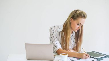 Modern ofiste çalışan sarışın bir iş kadını. İş konsepti.