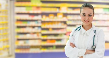 Eczanede çalışan kadın eczacı. Tıbbi doktor ve sağlık personeli hizmet.