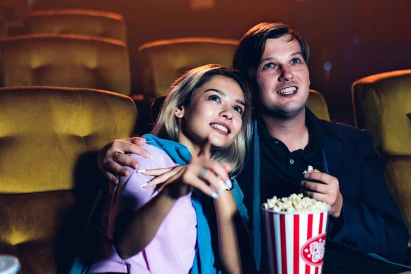 Kaukázusi Szerető Élvezi Nézni Film Eszik Popcorn Együtt Moziban — Stock Fotó