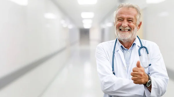 Щасливий Старший Лікар Стоїть Лікарні Медичний Бізнес Охорони Здоров Медична — стокове фото