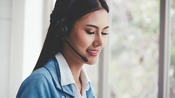 Agente Atención Cliente Centro Llamadas Con Auriculares Funciona Computadora Escritorio — Foto de Stock