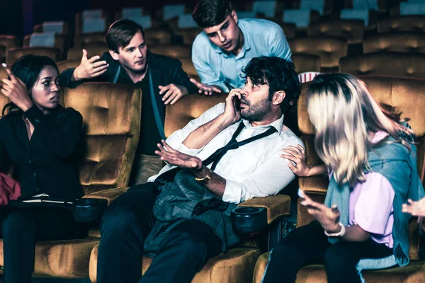 Hombre Molesto Hablando Teléfono Móvil Cine Gente Cine Enoja Con — Foto de Stock