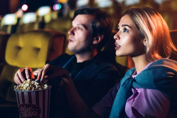 Amante Caucasiano Gostando Assistir Filme Comer Pipocas Juntos Cinema — Fotografia de Stock