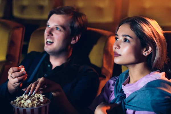 Caucásico Amante Disfrutando Ver Películas Comer Palomitas Maíz Juntos Cine —  Fotos de Stock