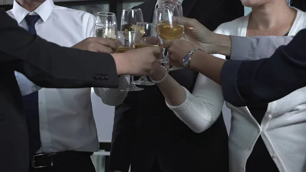 Succesvolle Zakenmensen Drinken Wijn Champagne Met Teamleden Balzaal Het Business — Stockfoto