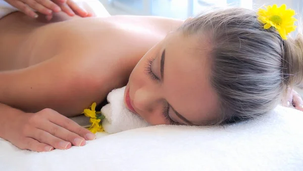 Relaxovaná Žena Dostává Masáž Zad Luxusních Lázních Profesionálním Masážním Terapeutem — Stock fotografie