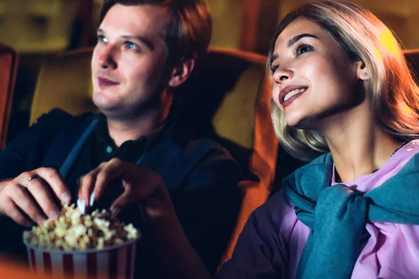 Kaukasischer Liebhaber Genießt Film Sehen Und Popcorn Zusammen Kino Essen — Stockfoto