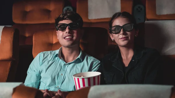 Homme Femme Cinéma Regardant Film Avec Des Lunettes Avec Intérêt — Photo