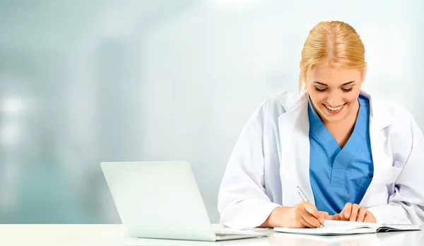 Arzt Mit Laptop Krankenhaus Medizinische Versorgung Und Ärztliches Personal — Stockfoto